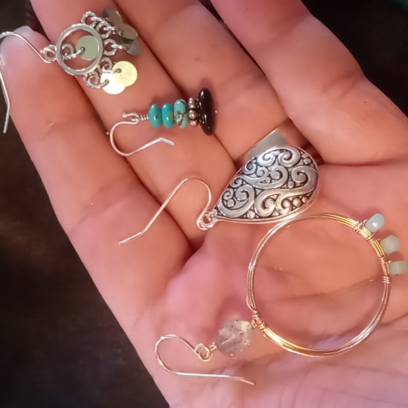 Like new 4 pairs of earrings. Assorted colors and style all dangel - Picture 6 of 6